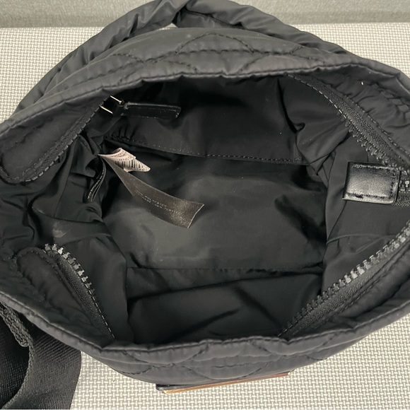 Marc Jacobs quilted purse. Crossbody, w/adjustable strap, internal pocket. Black - Picture 9 of 12
